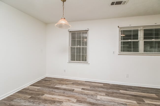 Building Photo - 361 Morris Dr SE