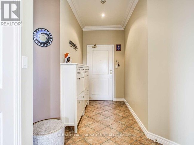 Building Photo - 1 Leaside Park Dr