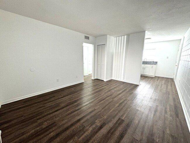 Foto del edificio - 2BR / 1 BA Riverside Downstairs Apartment ...