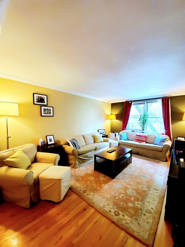 Livingroom - 143 Bennett Ave