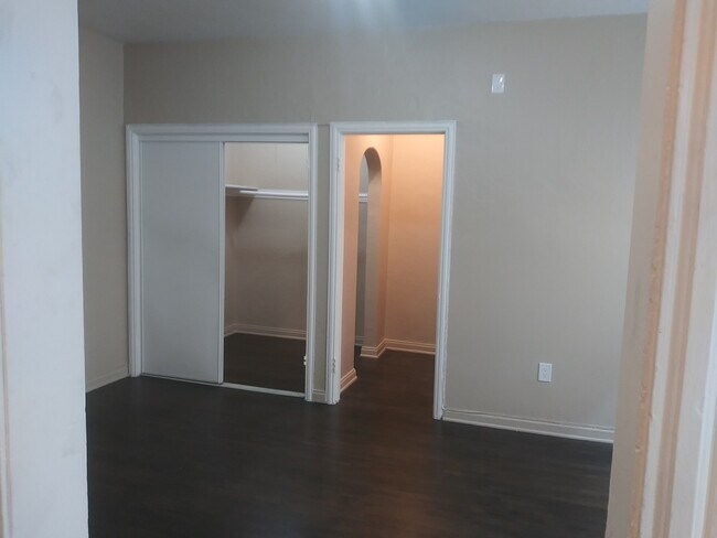 Building Photo - 457 W 87th St