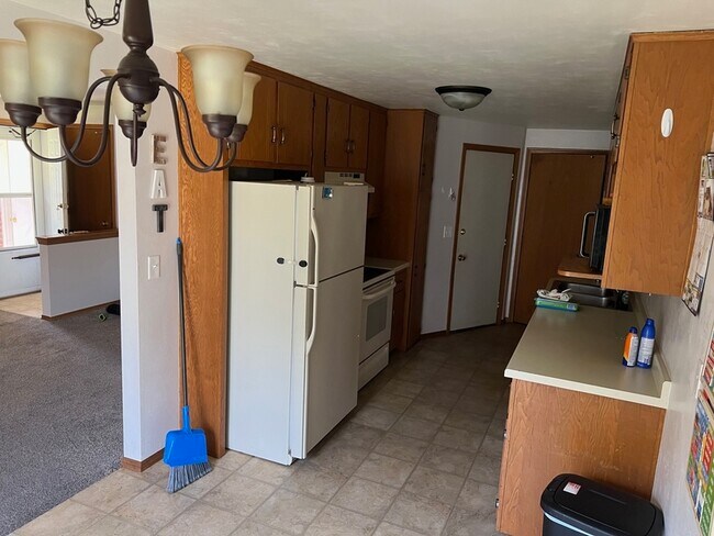 Building Photo - 2994 Sandia Dr