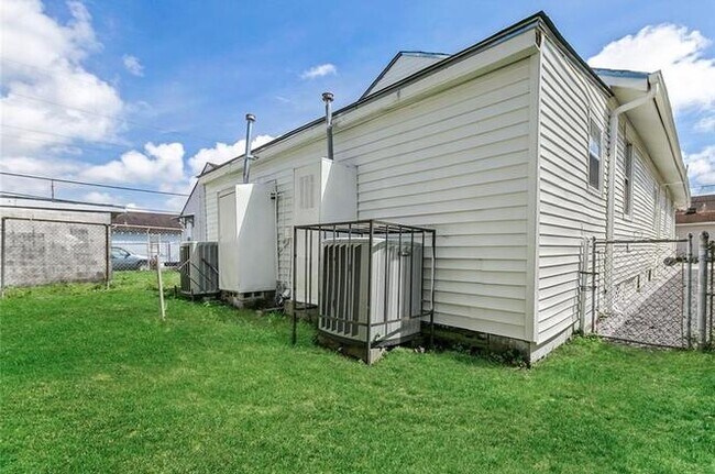 Building Photo - 607 S Hennessey St