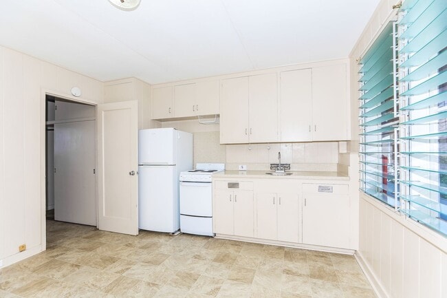 Building Photo - Waiola Street - upstairs 1 bedroom, 1 bath with 1 covered parking