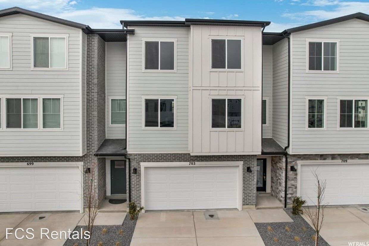Primary Photo - 4 br, 3.5 bath House - 692 E Ryegrass Drive