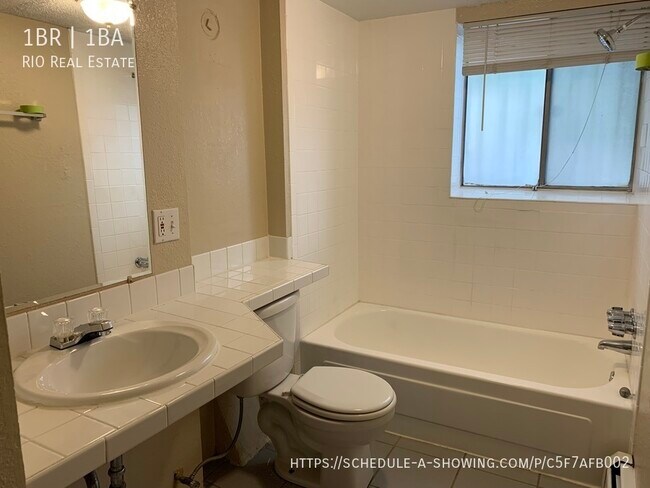 Building Photo - One Bedroom in Cap Hill With A/C! $500 Loo...