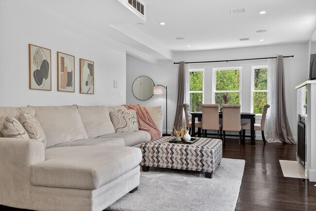Foto del edificio - 319 Forest Hills St