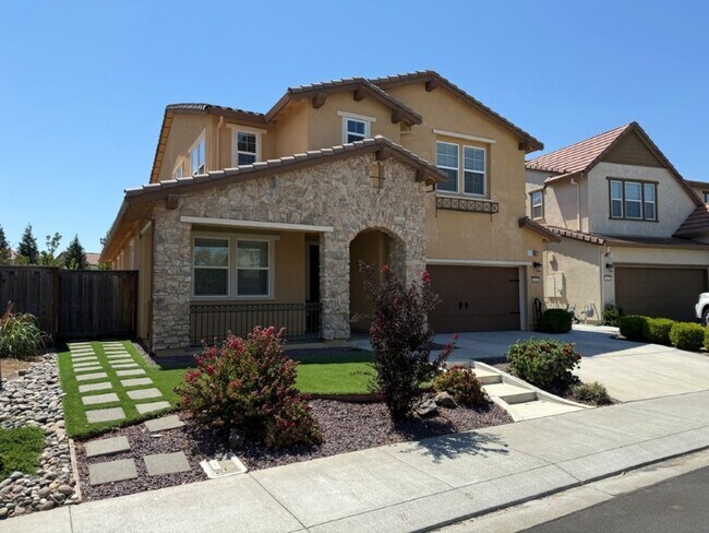 Foto del edificio - Newer Modern 4 Bedroom 3.5 Bath w/ Bedroom...