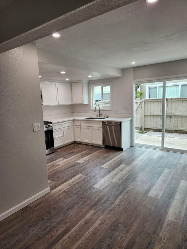 Dining area - 443 E Park Ave