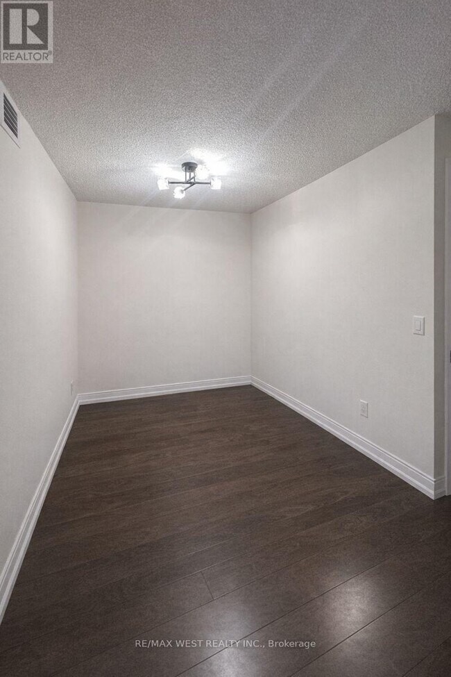 Building Photo - 151 Village Green Square