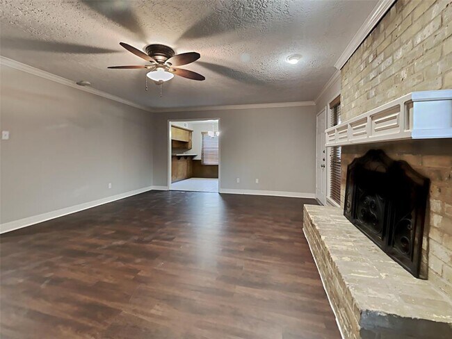 Building Photo - 654 S Rivershire Dr