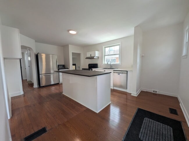 Building Photo - 281 Dufferin Ave