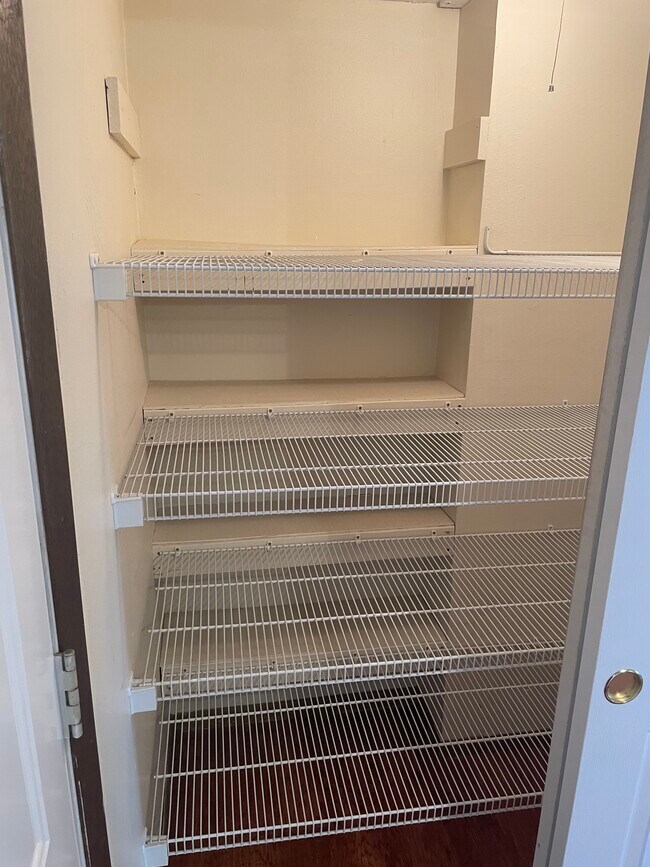 Pantry - 556 Donahue