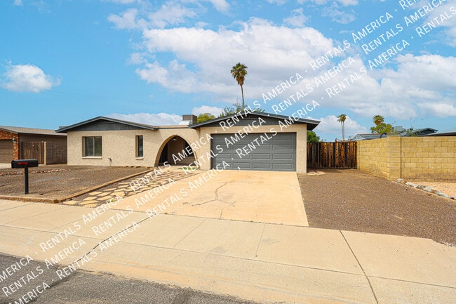 Building Photo - 10642 N 47th Dr