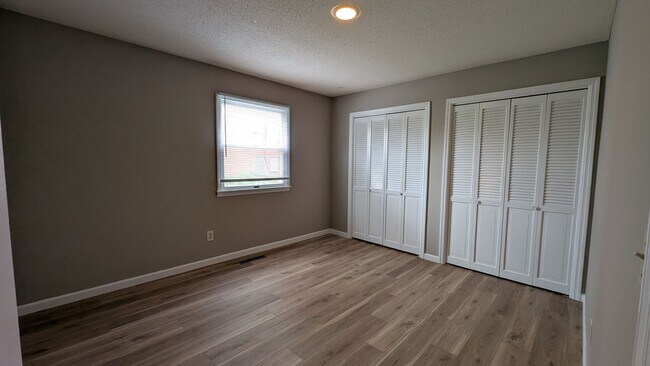 Building Photo - Updated Urbana Apartment with Balcony & Covered Parking