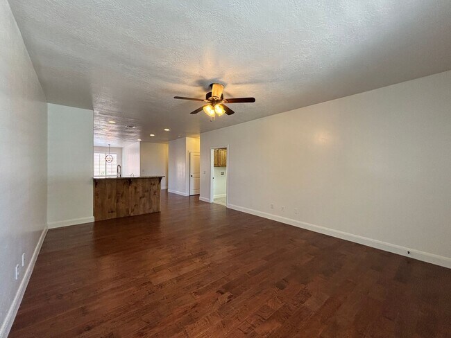 Building Photo - SPACIOUS 3 BEDROOM HOME FOR RENT IN HURRIC...