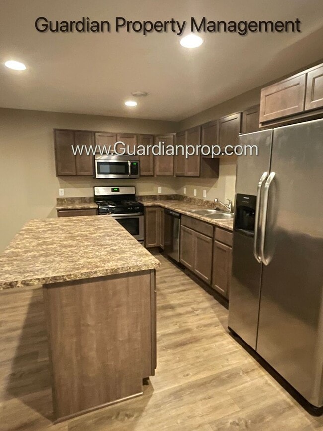 Building Photo - Lakeville, Middle Unit Town Home, 2.5 Bath...