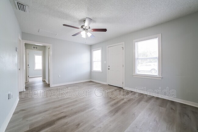 Building Photo - 3110 W Hartnett Ave