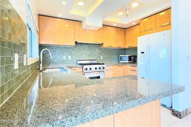 Building Photo - 702 S Serrano Ave