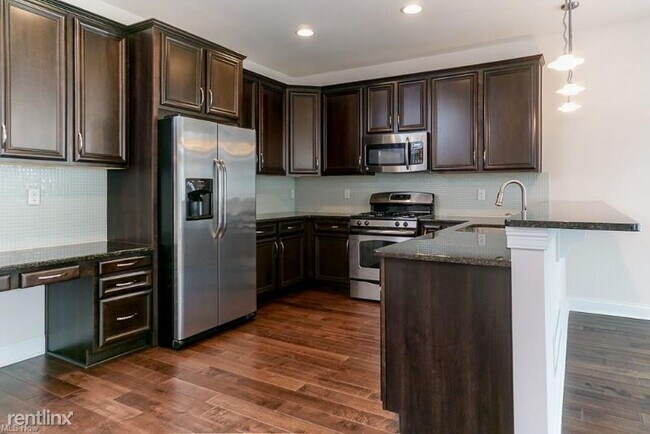 Building Photo - 2 br, 2.5 bath Townhome - 139 Vine St