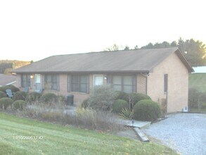 Building Photo - 1502 Sandy Cir