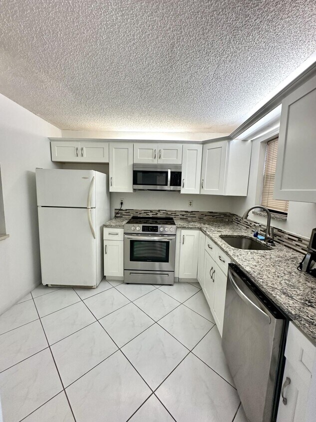 Foto principal - 9370 SW 8th St