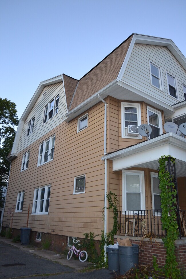 Building Photo - 257 Park St
