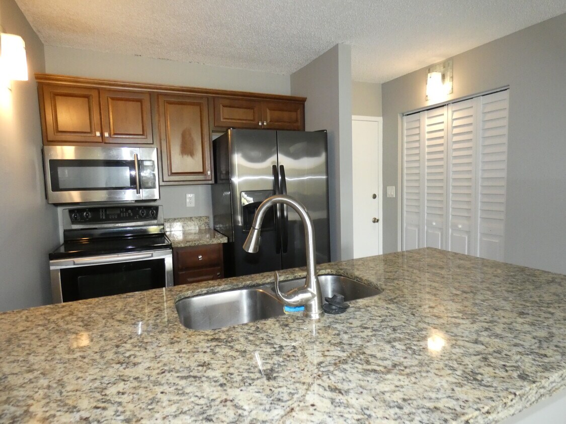Foto principal - 2701 Riverside Dr