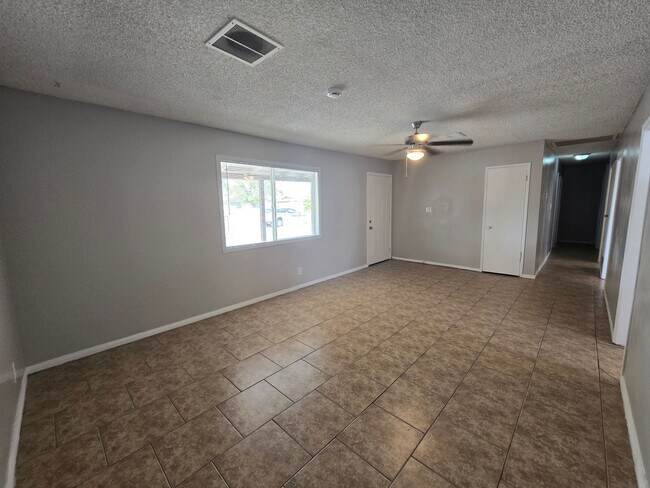Foto del edificio - Newly Remodeled 3 Bedroom 1 Bathroom Home!...