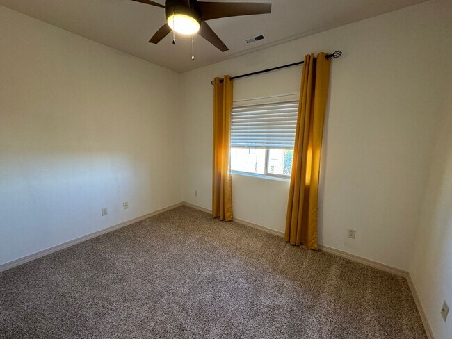 Building Photo - Cozy 3 Bedroom Condo Near Bear Creek Park ...