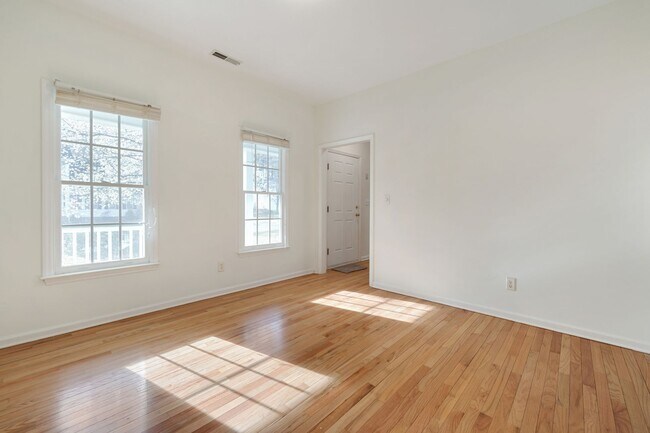 Building Photo - Renovated 4 bed/2.5 bath with beautiful ha...