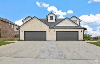 Building Photo - 5016 Villas Dr