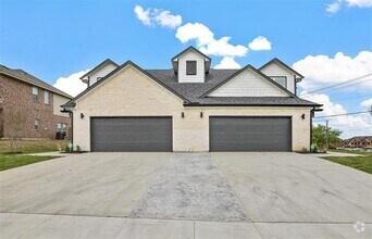 Building Photo - 5016 Villas Dr
