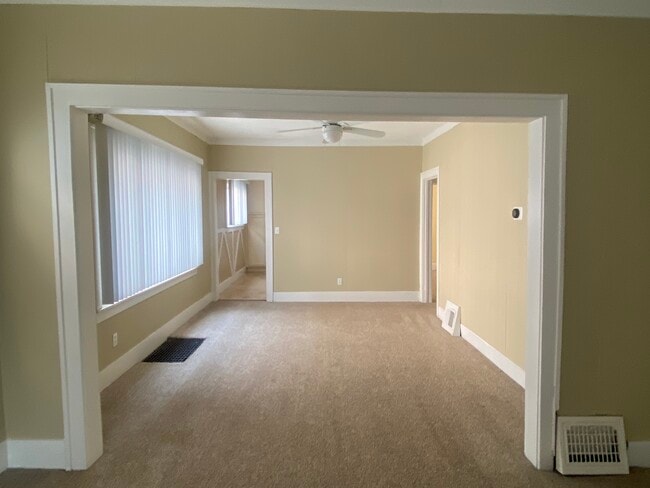 Dining Room - 805 W 11 Mile Rd
