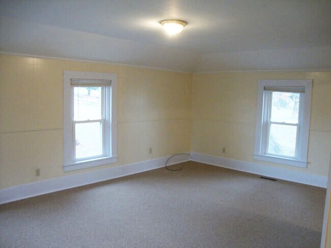 Sala de estar desde la entrada. - 415 Oak Dr