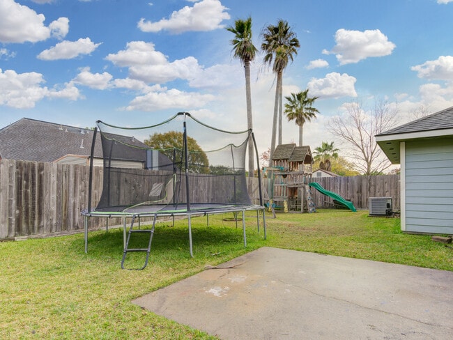 large backyard - 10941 Dogwood Dr