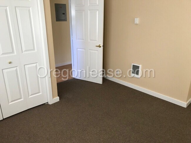 Foto del edificio - Blocks from UO! 2 bedroom 1 bath with in u...