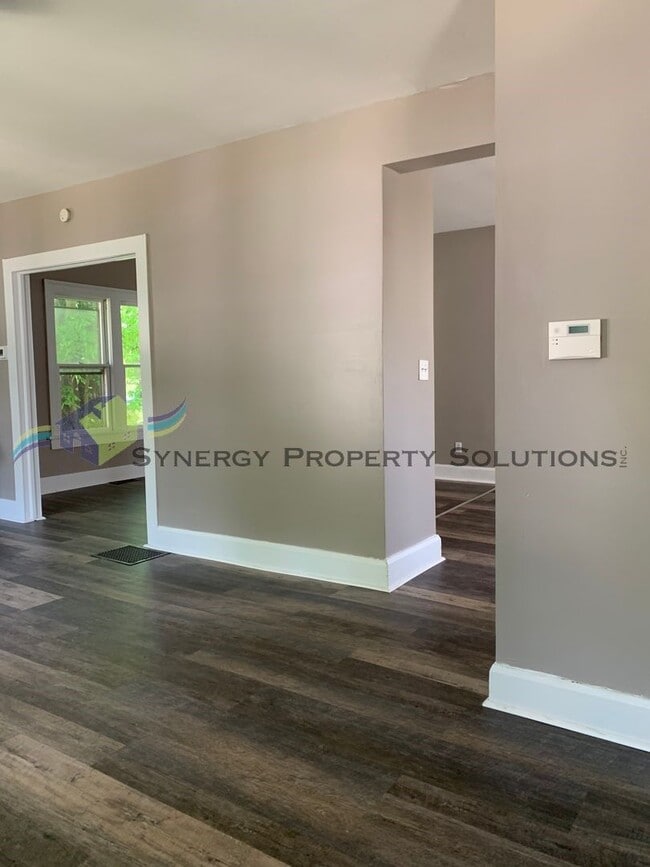 Building Photo - Rental Available!