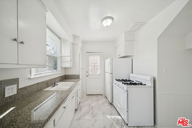 Foto del edificio - 5329 Vantage Ave