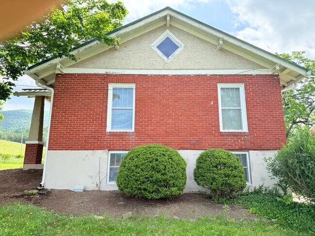 Building Photo - 1681 Linville Creek Rd