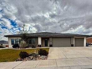 Building Photo - 1908 E Sunshine Trl