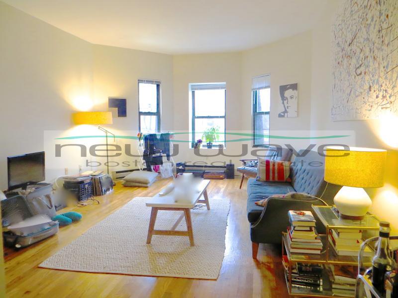 Primary Photo - 215 Newbury St