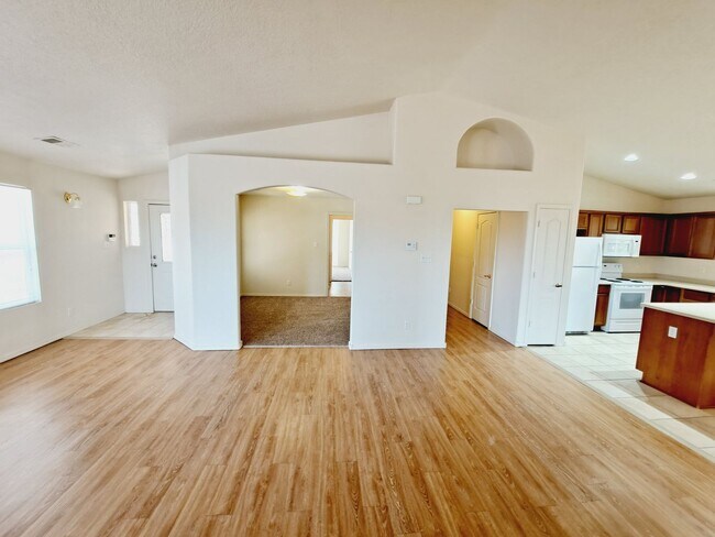 Building Photo - 3 bed, 2 bath Home in Hunning Ranch