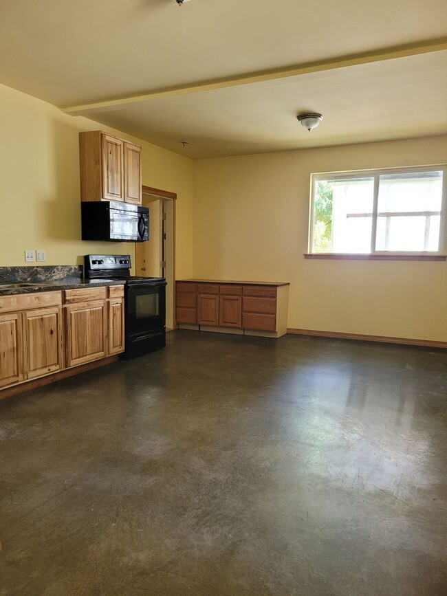 Foto del edificio - 4660 Holcomb Street Duplex
