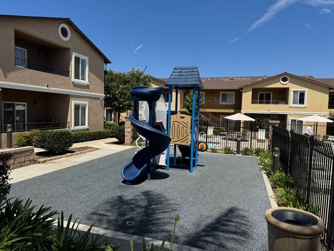 Building Photo - Spacious 2 bedroom 2 bath ground floor uni...
