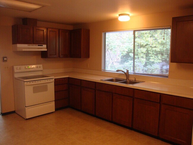 Foto del edificio - 10914 136th St NW