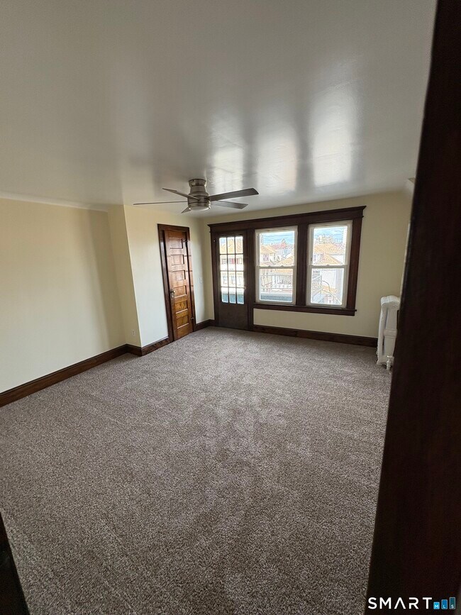 Building Photo - 689 Maplewood Ave