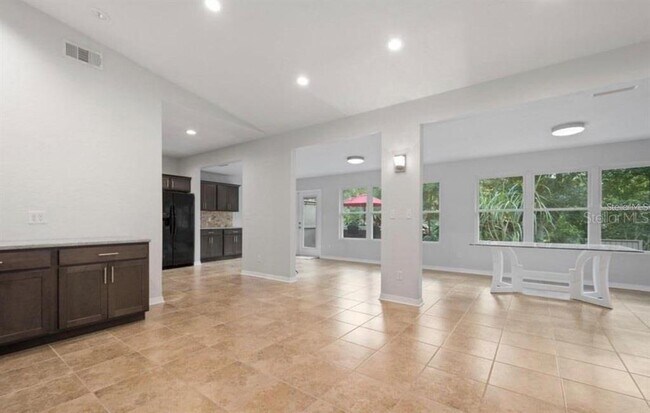 Building Photo - 10744 Creek Dr