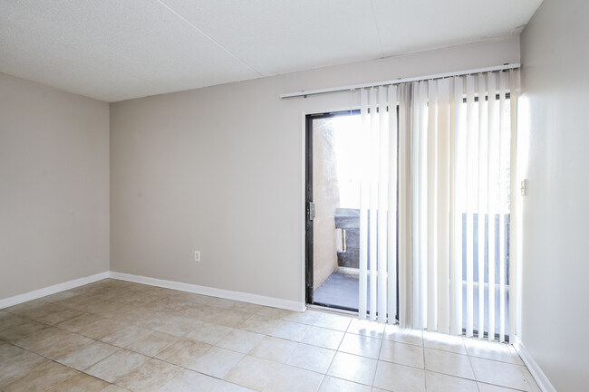 Building Photo - 915 S Seminole Dr
