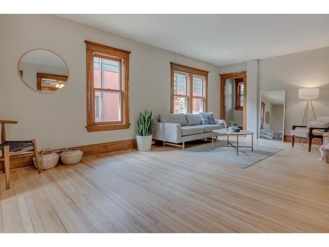 Foto del edificio - 4740 Grand Ave S